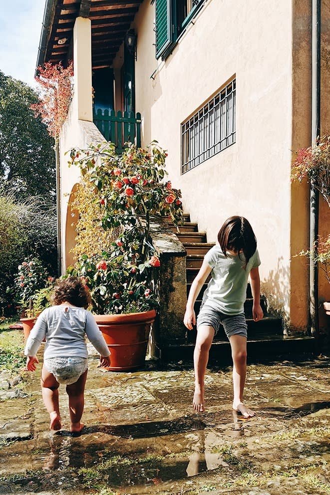Luna and Mariù playing in the courtyard at home
