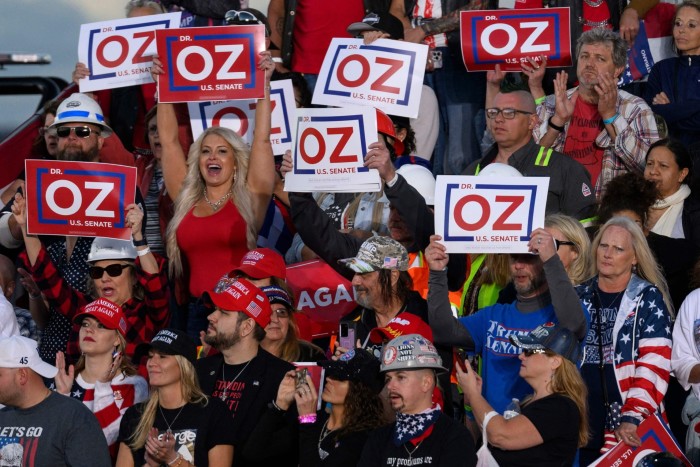 Los asistentes aclaman al candidato republicano a senador por Pensilvania Mehmet Oz