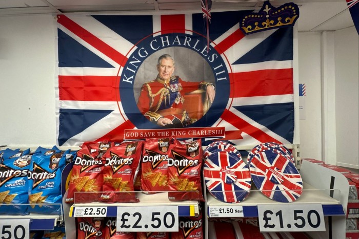 Una exhibición con el tema de la coronación en un supermercado en el centro de Londres
