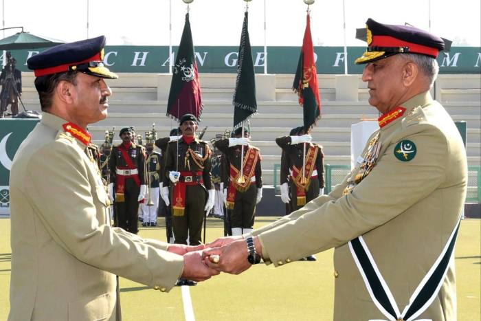 Pakistans neuer Armeechef General Asim Munir erhält während einer Zeremonie in Rawalpindi vom scheidenden Armeechef General Qamar Javed Bajwa den Stabwechsel