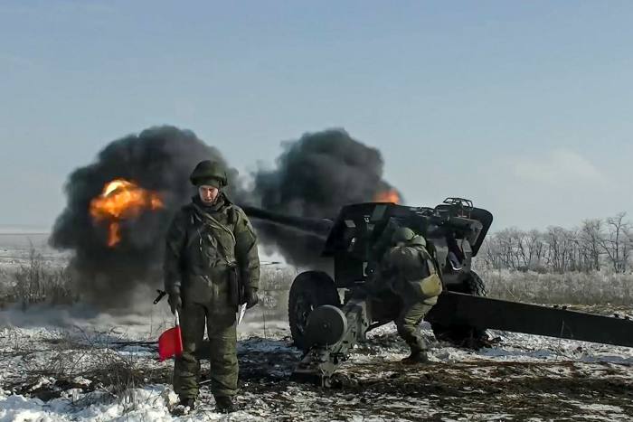 Russian soldiers test fire artillery near the border with Ukraine. Some Ukrainian officials and experts take a different view from the US and UK on Russia’s military superiority