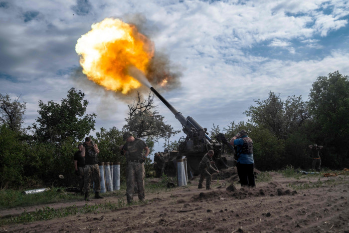 Un cannone ucraino spara alle truppe russe.  I modelli utilizzati dalle banche centrali - che non prevedevano aumenti dei prezzi così rapidi con l'allentamento della pandemia e l'inizio della guerra in Ucraina - non funzionano più bene per descrivere gli eventi economici