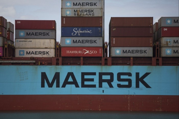 Señalización de AP Moller-Maersk A/S en un buque portacontenedores en el puerto de Brisbane
