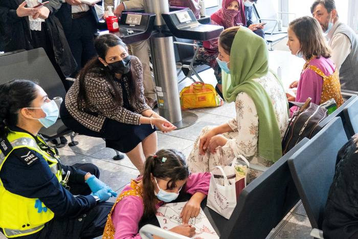 Il 26 agosto, il ministro degli Interni Priti Patel ha parlato con un rifugiato afghano arrivato all'aeroporto di Londra Heathrow con un volo di evacuazione