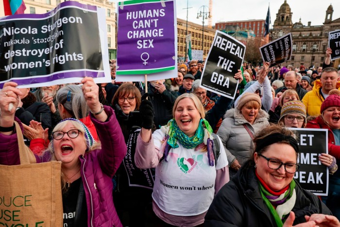 Gegner der schottischen Gesetzgebung zur Anerkennung des Geschlechts bei einem Standing for Women-Protest am vergangenen Wochenende in Glasgow