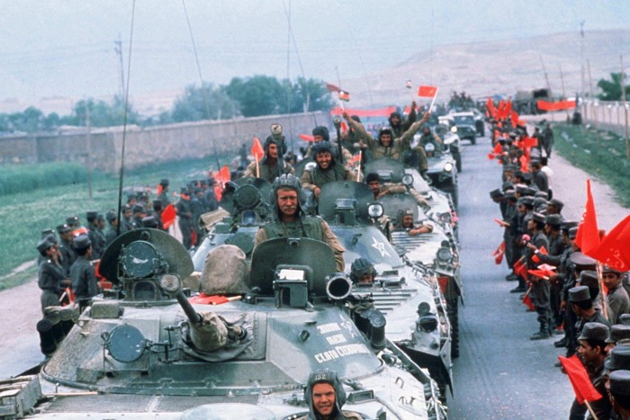 Chuyến khởi hành đầu tiên của quân đội Liên Xô khỏi Afghanistan