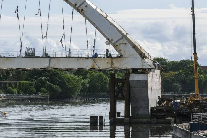 Pekerja di Jambatan Binondo-Intramuros yang dibiayai China bernilai $69 juta di Manila, Filipina