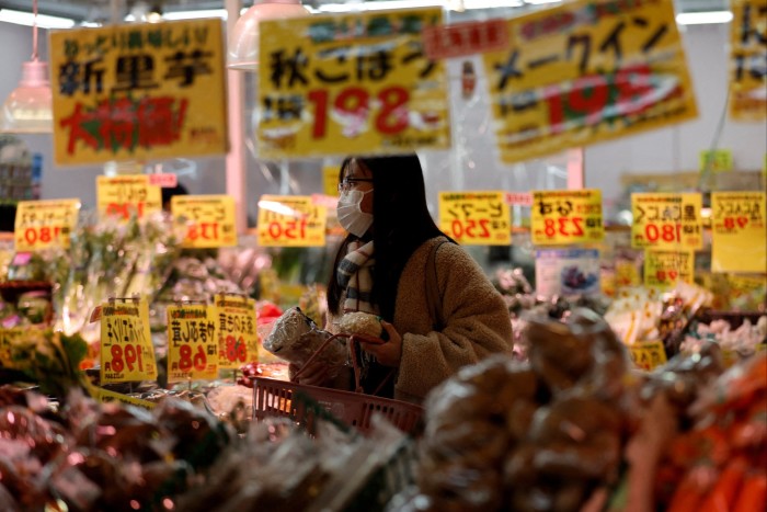Una mujer compra comida en Tokio.  Después de décadas de deflación, la tasa de inflación subyacente de Japón en abril fue del 3,4% respecto al año anterior.