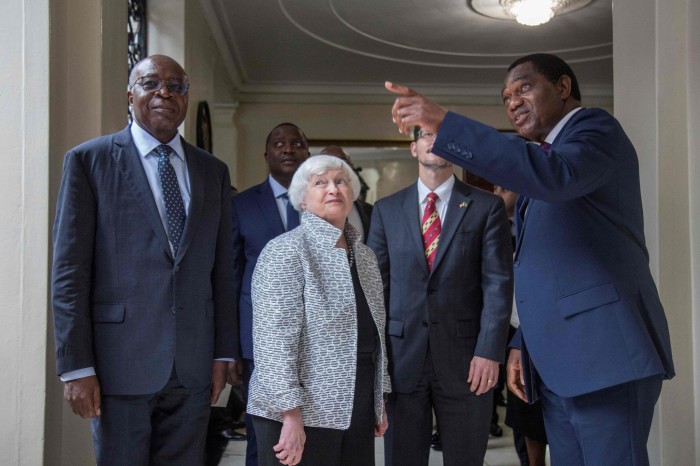 Janet Yellen, secretaria del Tesoro de EE. UU., es recibida por el presidente Hakainde Hichilema, a la derecha, durante su visita a Zambia en enero.
