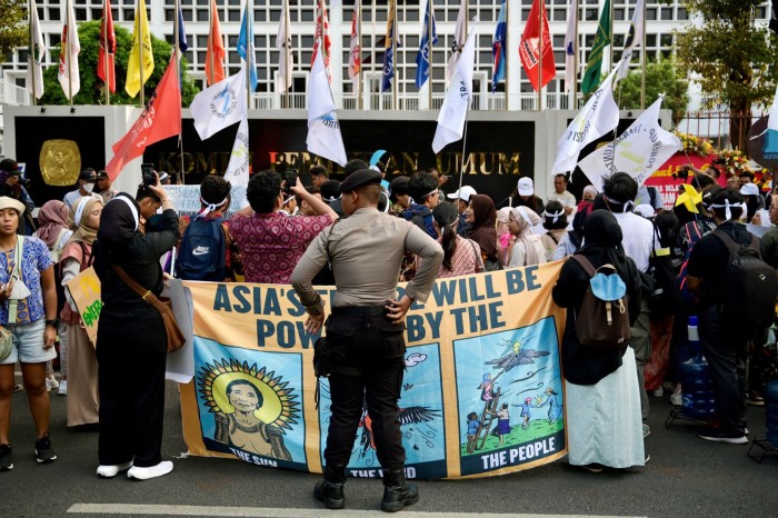 Milieuactivisten voor het gebouw van de Algemene Verkiezingscommissie in Jakarta, Indonesië op 3 november 2023 