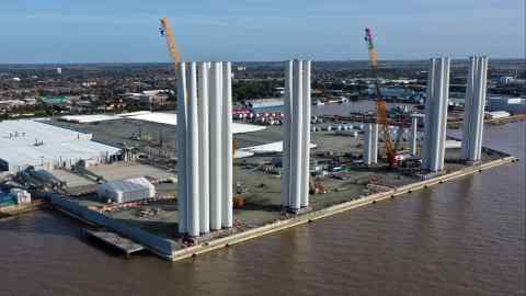 Kuzey doğu İngiltere, Hull'daki Humber Nehri kıyısındaki Siemens Gamesa açık deniz bıçağı fabrikasının havadan görünümü