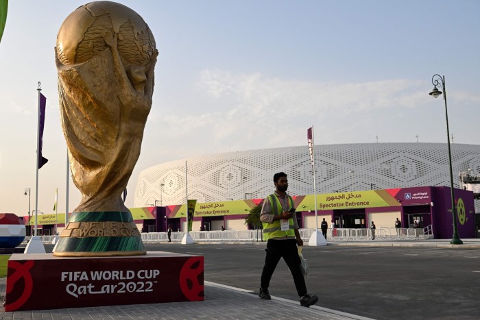 Una persona pasa frente al estadio Al-Thumama en Doha, Qatar, el 8 de noviembre de 2022.