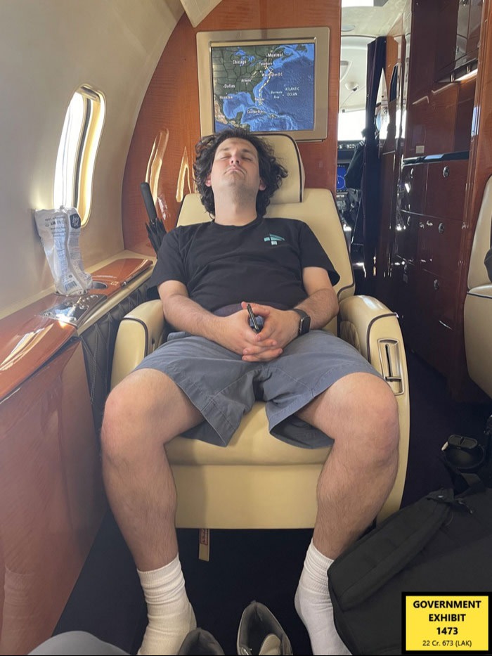 Una foto dell'accusa ha mostrato alla giuria di Sam Bankman-Fried addormentato su un jet privato