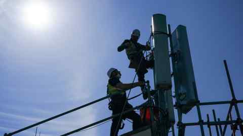 Los ingenieros están trabajando en la antena de la red