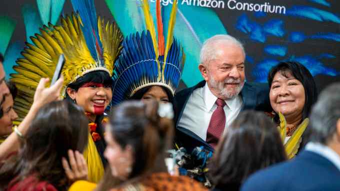 Lula with indigenous people in traditional dress
