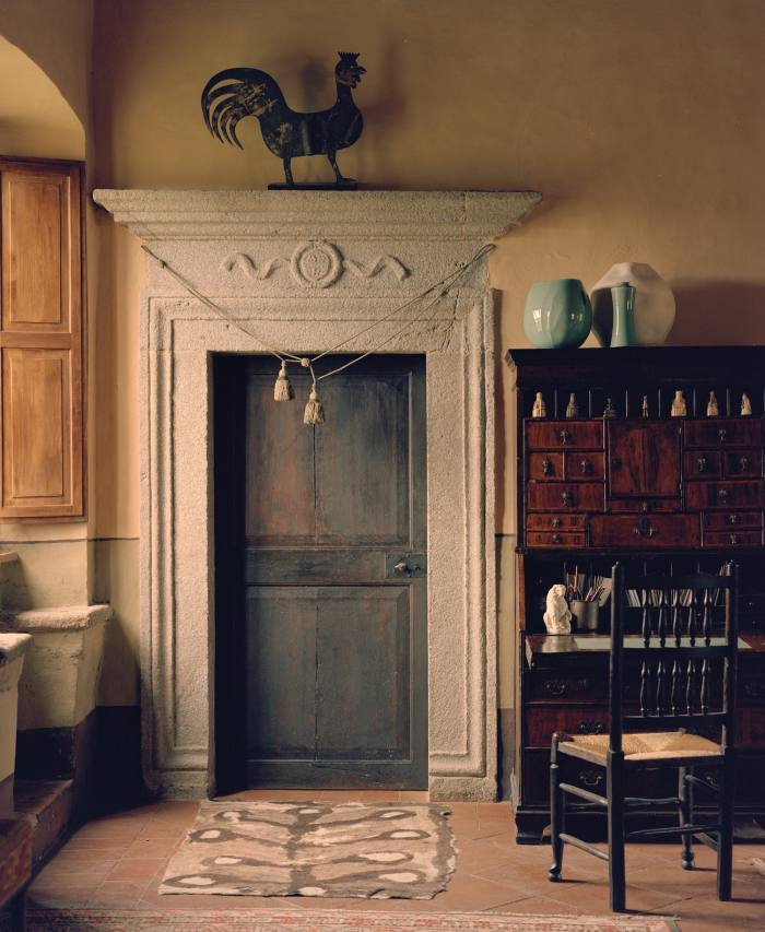 The crest of the Venturini family, who owned the castle during the Renaissance, appears over the doorframe