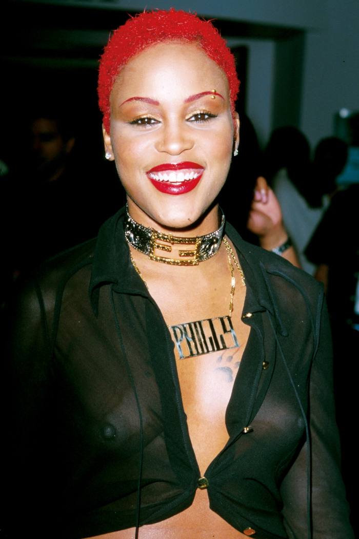 Eve with an eyebrow piercing at the 2000 Source Hip-Hop Music Awards