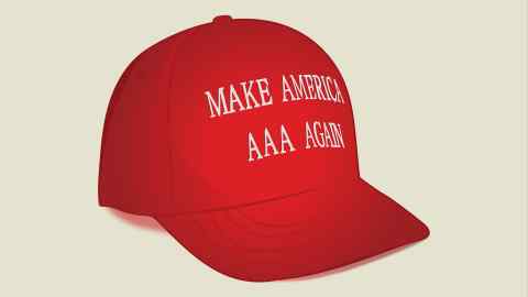 Illustratie van een rode MAGA-pet met de woorden 'Make America AAA again'
