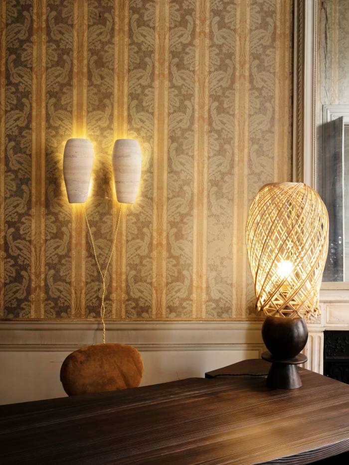 Charles Zana Island wall lamp, about € 5,000, and Kéa table lamp, about € 9,900