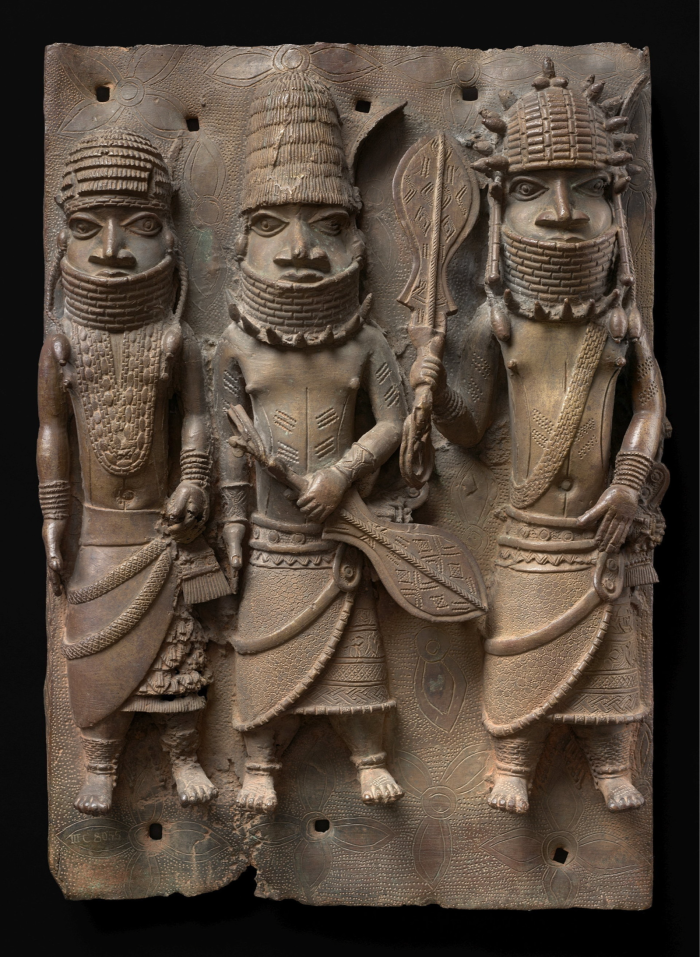 Un relief sculpté de trois personnages masculins du XVIe siècle, tous en tenue rituelle ou de combat