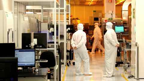 人们在威尔士的晶圆制造实验室穿着防护服