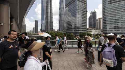 Peatones en el distrito financiero de Shanghai