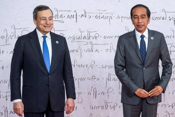 Italian prime minister Mario Draghi poses with Indonesian president Joko Widodo at the G20 summit in Rome in 2021