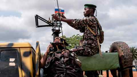 Soldados de la República Centroafricana pasan por encima de la bandera rusa en un desfile militar en Bangui.