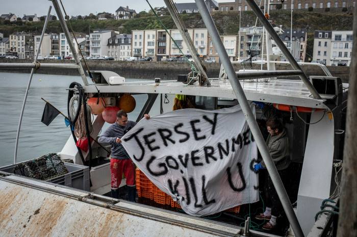 Des pêcheurs français après leur combat dans les eaux de Jersey 