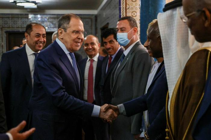 Le ministre russe des Affaires étrangères Sergueï Lavrov rencontre les représentants permanents auprès de la Ligue arabe au Caire
