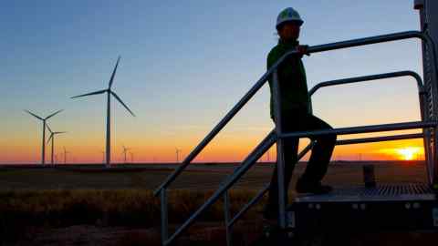 Een arbeider op een windmolenpark in Colorado
