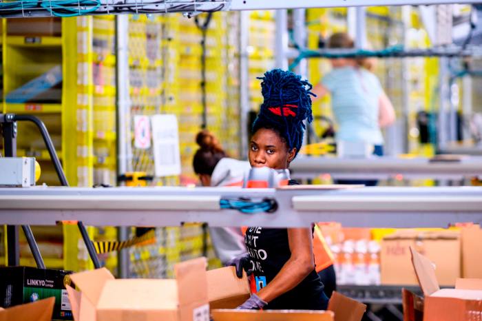Un travailleur dans une installation de distribution d'Amazon à Staten Island, New York