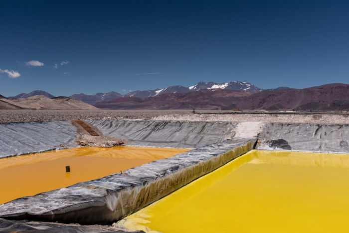 Estanques de evaporación de salmuera de color amarillo brillante en una mina de litio en Argentina