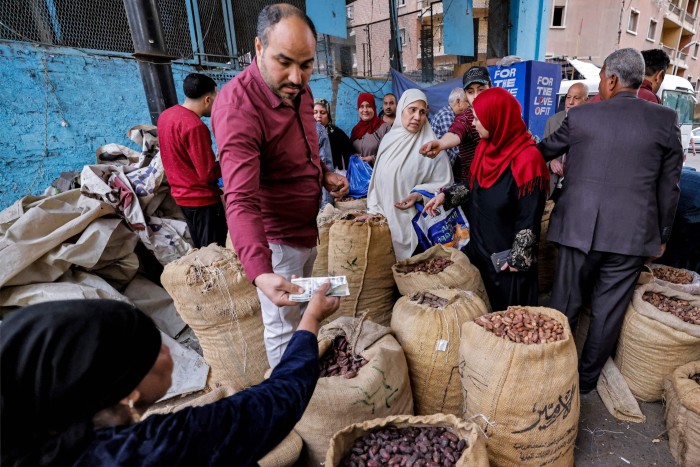 Compradores en el mercado de El Cairo