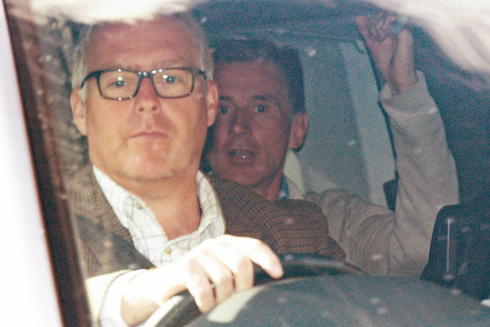 Le chancelier de l'Échiquier Jeremy Hunt sur le siège arrière de sa voiture quittant Checkers après une rencontre avec le premier ministre Liz Truss