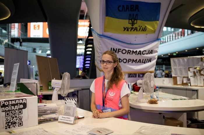 La voluntaria ucraniana Irina Mishina posa para un retrato en el mostrador de información de la misión Camillian en el vestíbulo de la estación de tren Warszawa Centralna (también conocida como Varsovia Central) en Varsovia, Polonia, el 29 de julio de 2022.