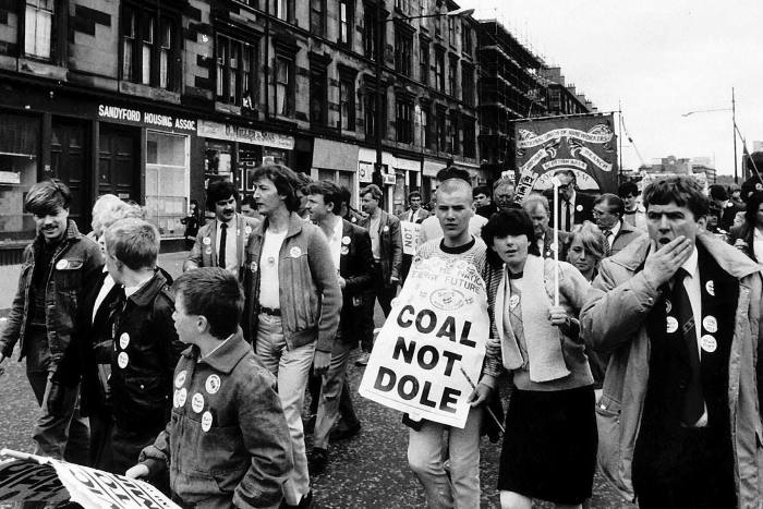 Nel 1984, la gente ha marciato a sostegno dei minatori che hanno scioperato
