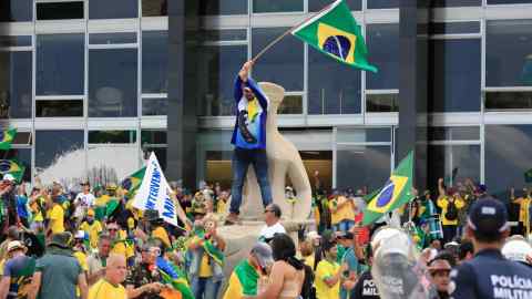 Una turba de simpatizantes de Jair Bolsonaro invadió edificios gubernamentales, incluido el palacio presidencial
