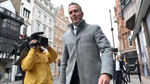 El excapitán de críquet de Inglaterra, Michael Vaughan, llegó a una audiencia anterior del Comité Disciplinario de Críquet en Londres en marzo.