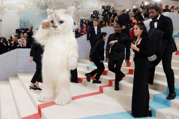 Jared Leto en los escalones del Met vestido como Choupette, la gata de Karl Lagerfeld