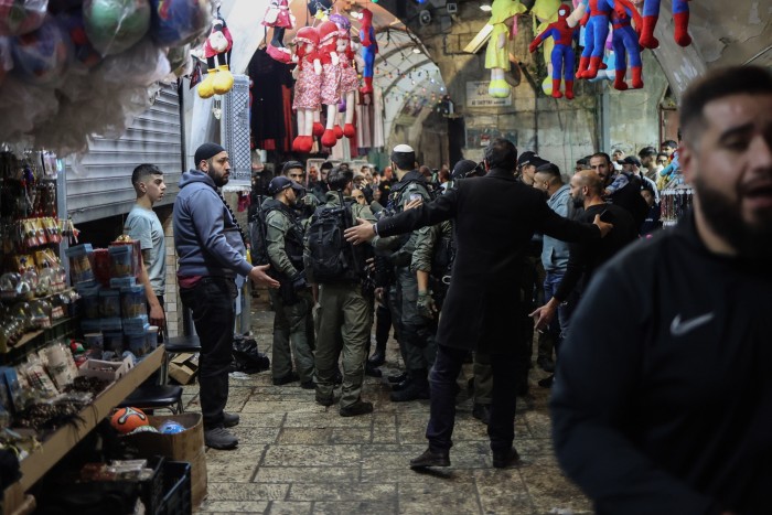 شرطة الاحتلال تقف بالقرب من أبواب المسجد الأقصى