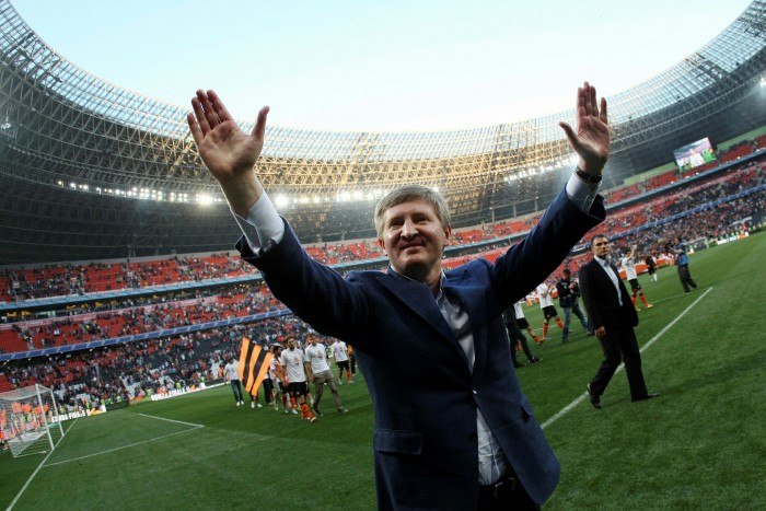 Рінат Ахметов, президент футбольного клубу «Шахтар» Донецьк у 2013 році, вітає вболівальників у Донецьку