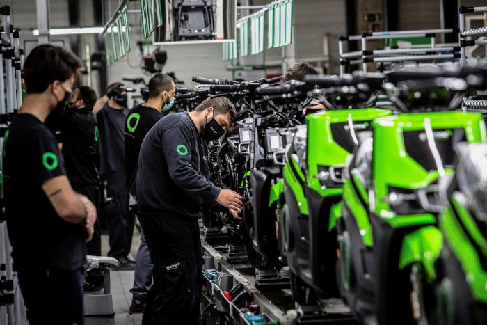 Trabajadores instalando piezas de motos eléctricas S02 en la línea de montaje de la planta de Silence Urban Ecomability en Barcelona