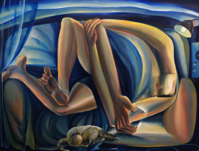 Una pintura al óleo de un cuerpo humano abstracto con extremidades de gran tamaño, rodeado de cortinas azules.