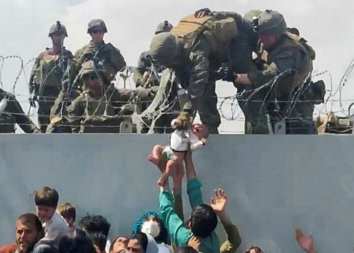 In Kabul, a baby crossed the airport wall and was handed over to American soldiers for evacuation