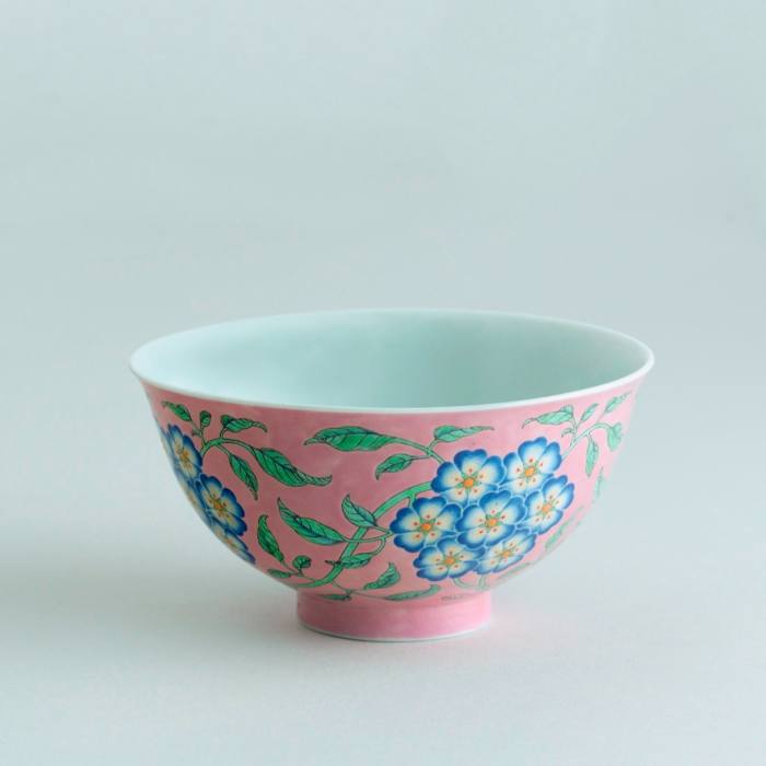 A simple Chinese bowl is decorated with flowers and leaves 