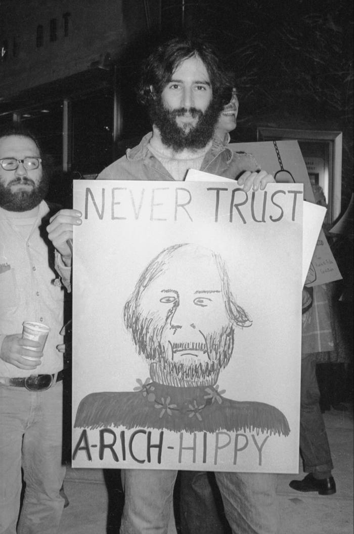 A demonstrator with a sign featuring an illustration of Robert Scull outside the Sotheby Parke-Bernet auction of the New York taxi entrepreneur’s Pop Art works in October 1973