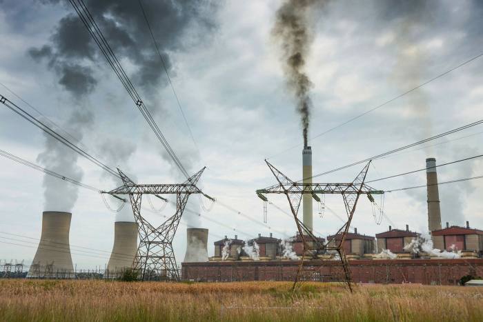 Pylônes de transmission d'électricité à haute tension aux côtés d'une centrale électrique au charbon d'Eskom