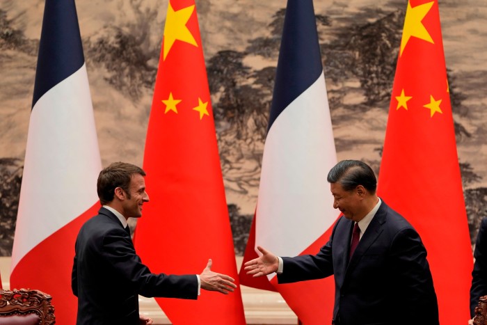 Der französische Präsident Emmanuel Macron schüttelt dem chinesischen Präsidenten Xi Jinping die Hand
