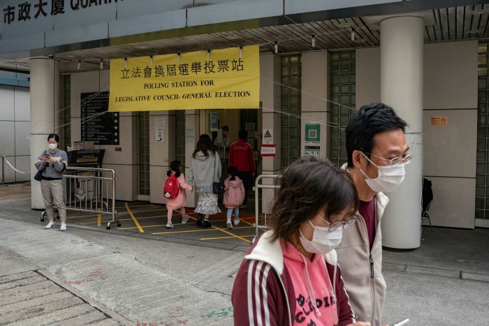 People enter a polling station in the Quarry Bay area of ​​Hong Kong Island on Sunday